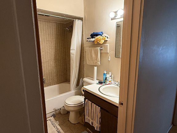 5th image of 402 Hill St APT 2