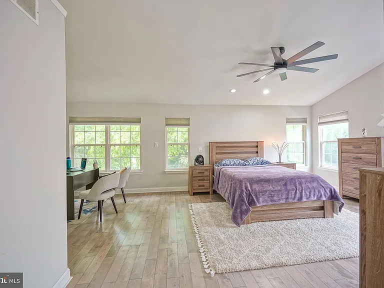 16 Buckingham Pl — Photo 34