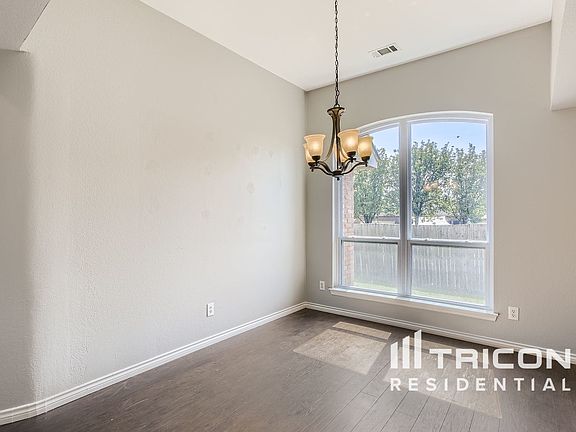 4th image of 823 Fox Glen Cir