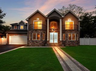 43 Narcissus Dr #A, Syosset, NY 11791