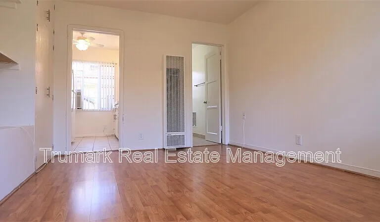 623 W Stocker St #C — Photo 5