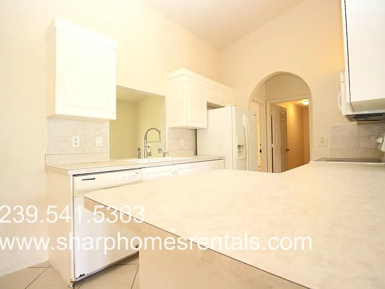 1816 SW 38th Ter — Photo 8