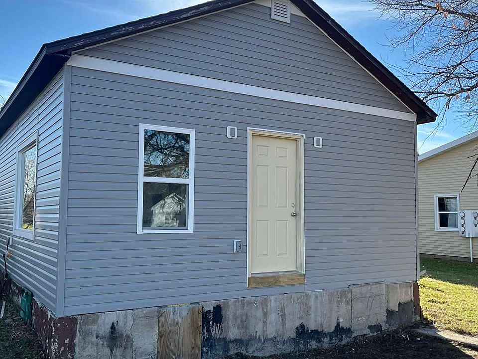 1st image of 832 Main St