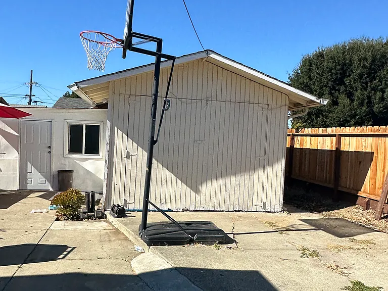 524 Sycamore Ave — Photo 1
