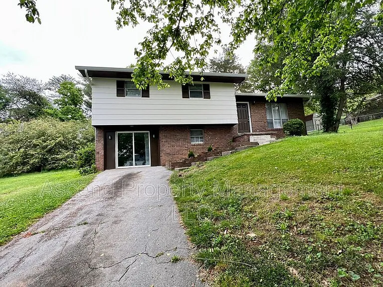 903 Valerie Ln — Photo 3