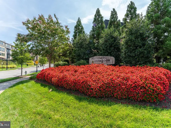 518 Overlook Park Dr, Oxon Hill, MD 20745