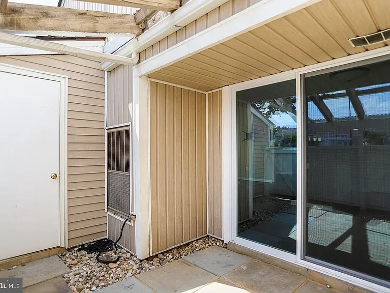 1523 Kensington Dr — Photo 12