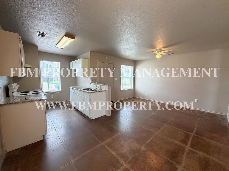 212 W Lamar St — Photo 4