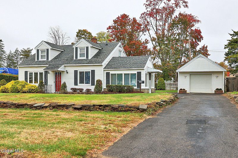 4th image of 1030 Helen Street