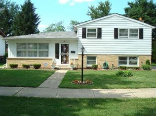 110 Roxbury Ln, Des Plaines, IL 60018