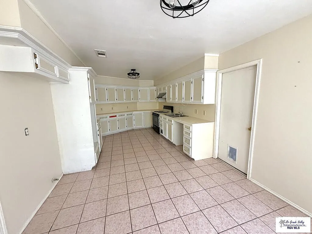 4 bed, 2.0 bath, 1707 sqft, $1,950 — Photo 2