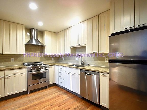 3rd image of 131 Tomales St