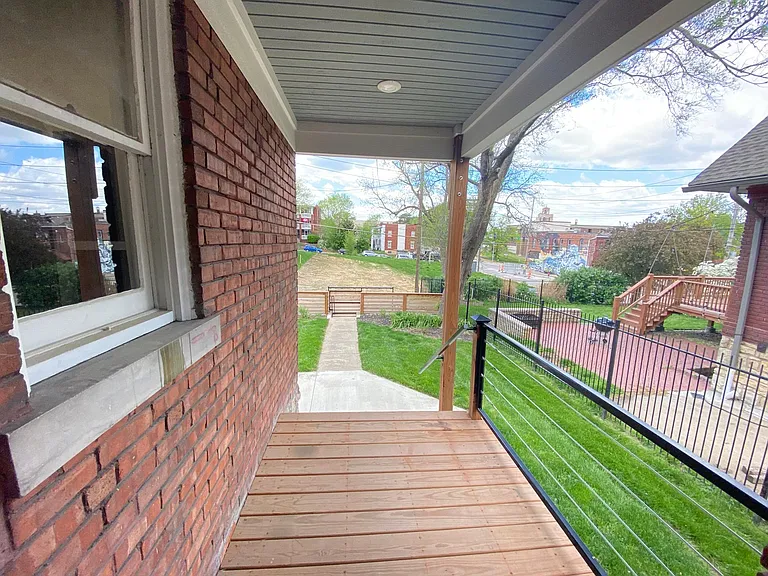 2704 Charlotte St — Photo 25