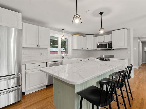 4th image of 33 Putnam Hill Rd