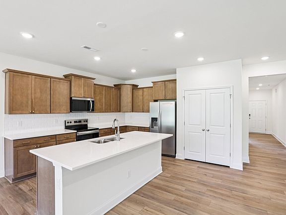 4th image of 521 Hipwood Dr