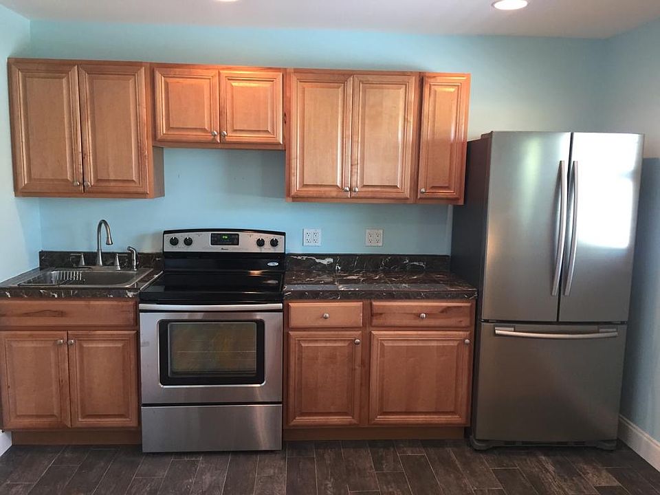 kitchen, includes stove, microwave, fridge with ice maker