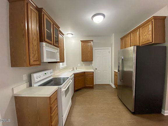 5th image of 305 Amaryllis Way