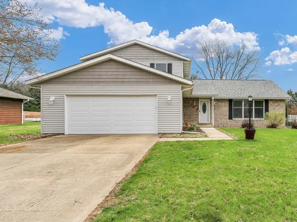 1104 S Garden Ct, Mahomet, IL 61853