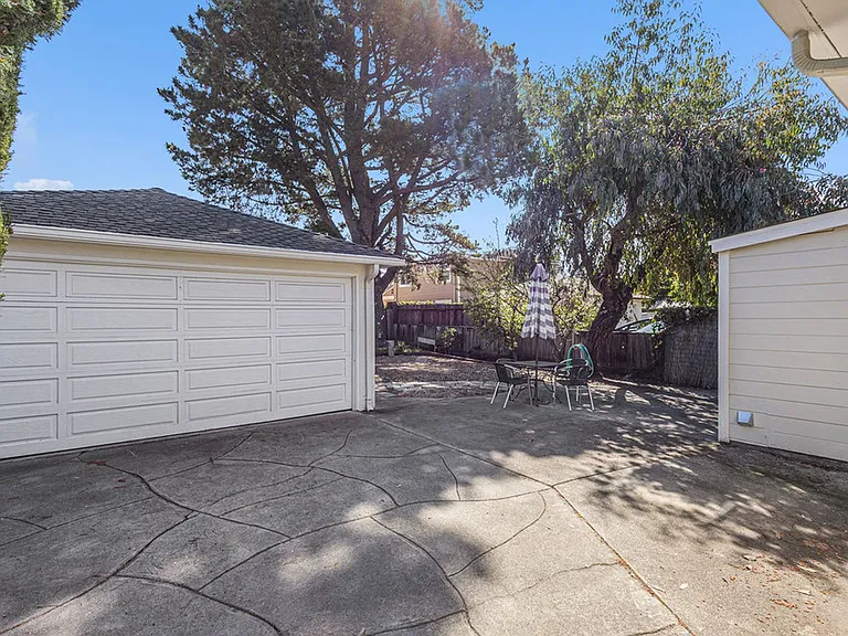 1542 Bay St. - 2 bedroom | 1 bath | Large backyard — Photo 16