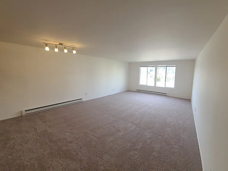 Mont Clare Apartments — Photo 14