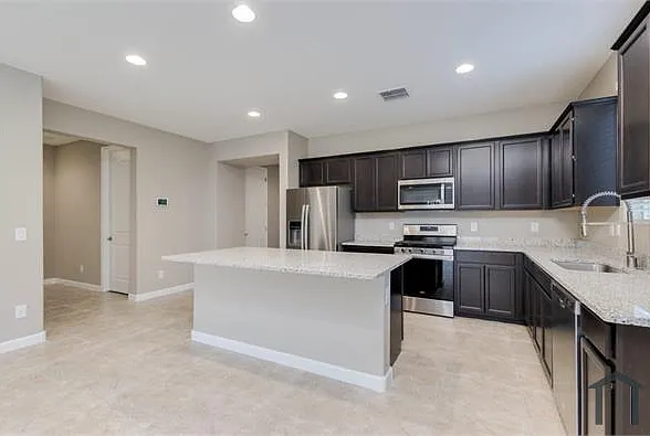8315 S 45th Ave — Photo 2