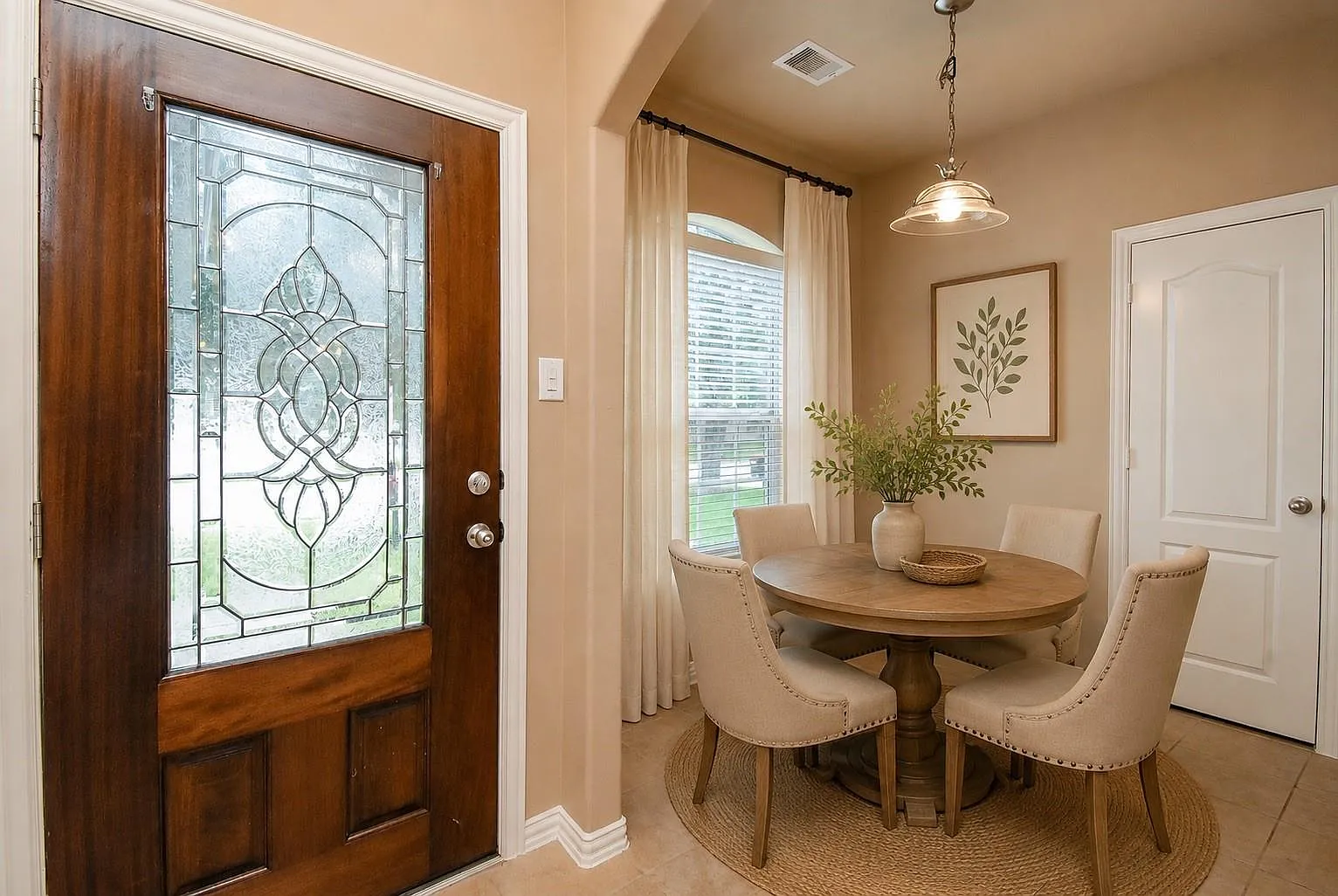 3 bed, 2.0 bath, 1568 sqft, $2,050 — Photo 4