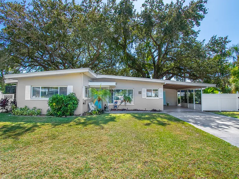2420 Mineola Dr S — Photo 1