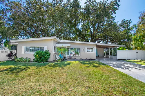 2420 Mineola Dr S Photo 1