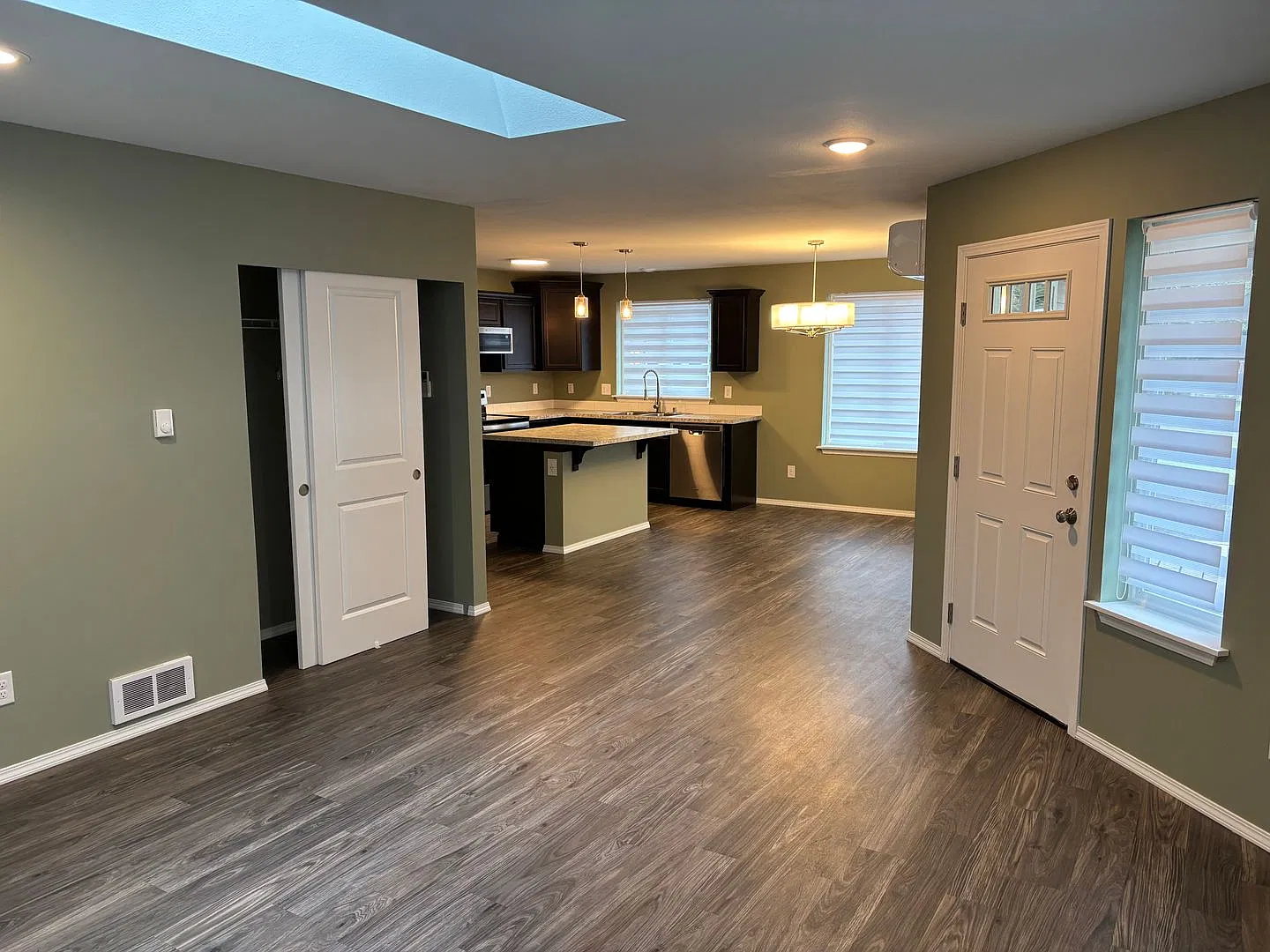 Spacious 3-Bedroom, 2-Bedroom in Ocean Shores! — Photo 3
