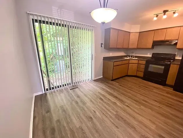 451 Lincoln Ave #4 — Photo 2