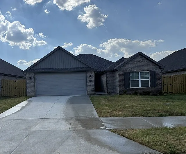 4 bed, 1567 sqft, $2,100 — Photo 2