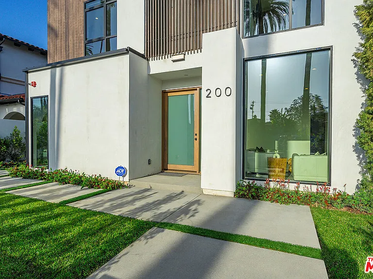 200 N Doheny Dr — Photo 18