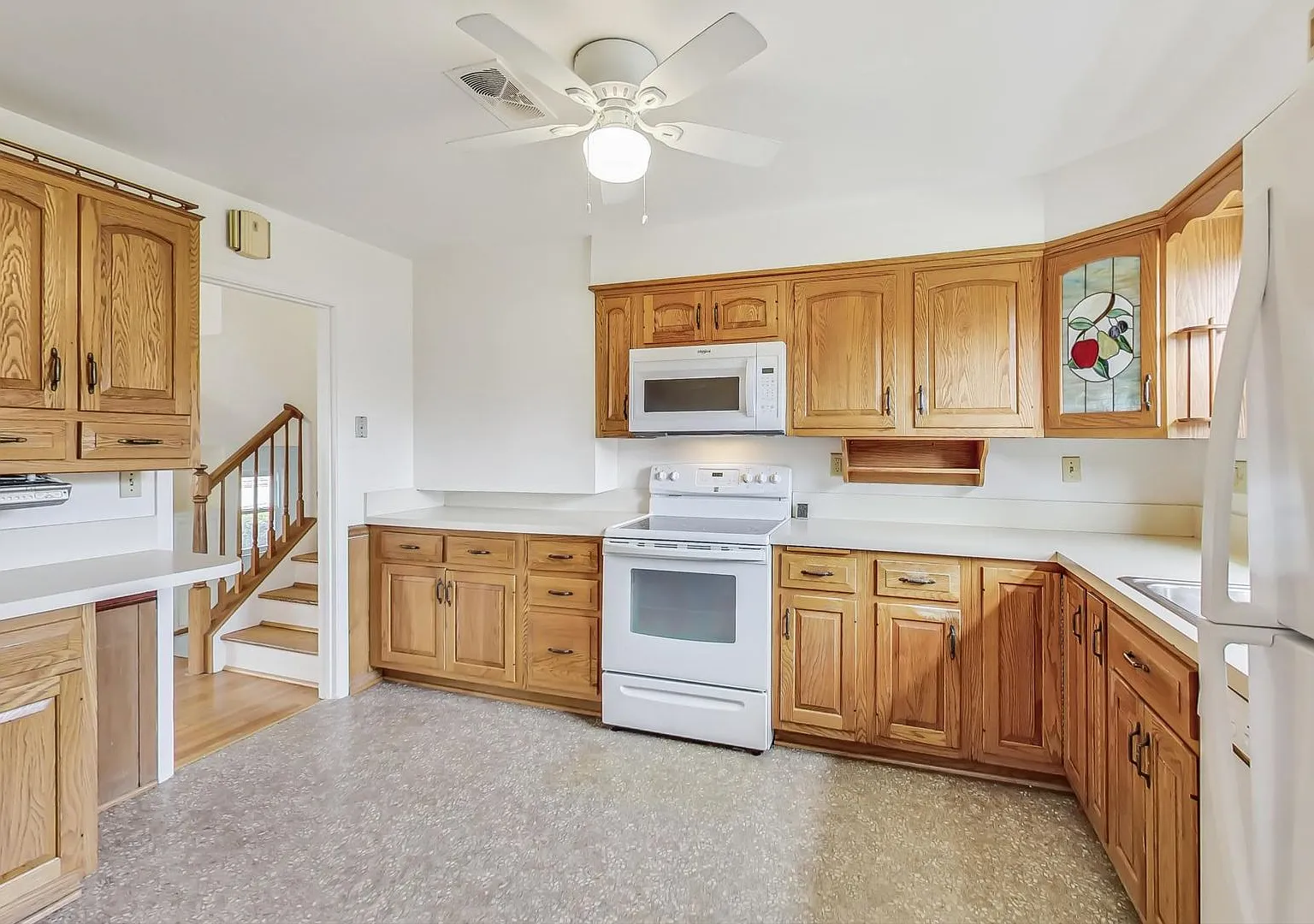 Fantastic in Frederick! Spacious 4 level Split -- 4 beds + 1 Full and 2 half baths — Photo 3