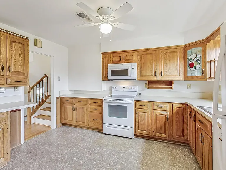 1208 Pinewood Dr — Photo 3