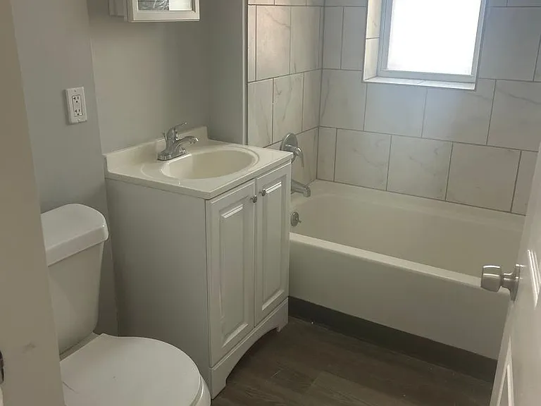 17568-70 Lakeshore Blvd #9 — Photo 7
