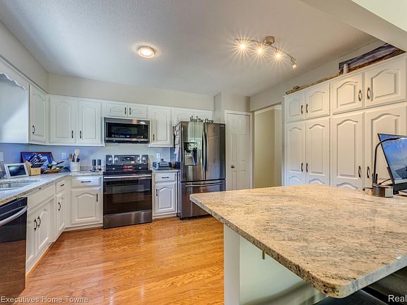 5th image of 1467 Krafft Rd APT 8