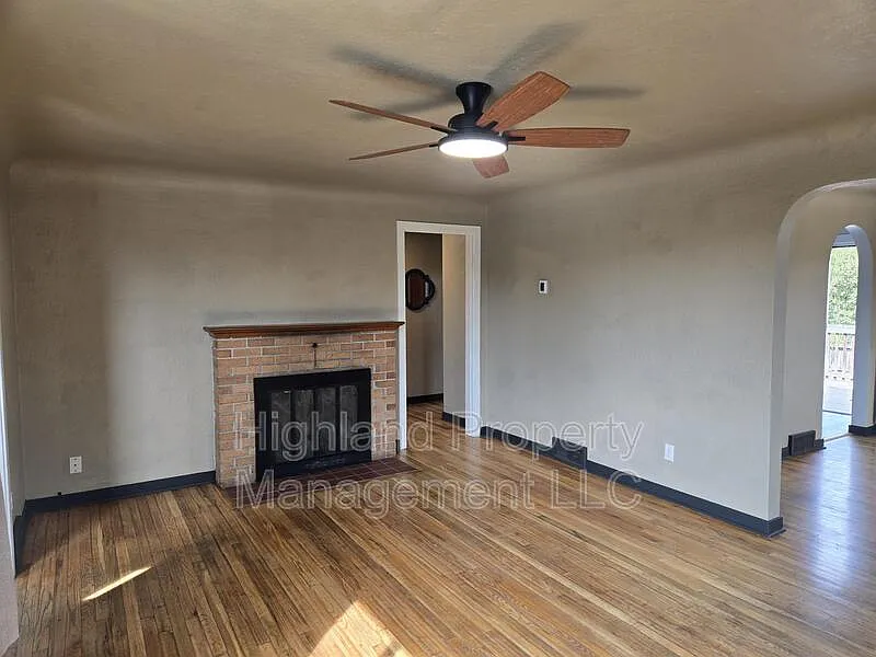 3 bed, 1.0 bath, 1200 sqft, $1,995 — Photo 4