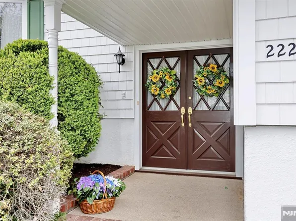 222 Merritt Dr, Oradell, NJ 07649