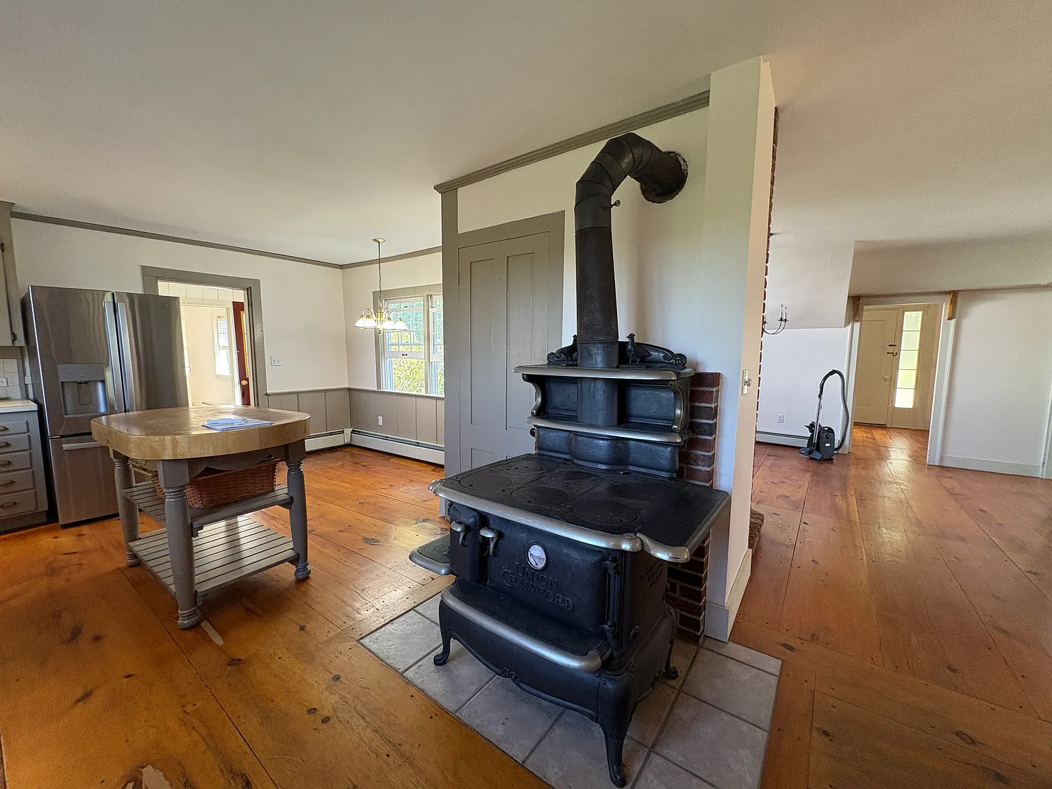 3 bed, 2.5 bath, 2730 sqft, $2,750 — Photo 4
