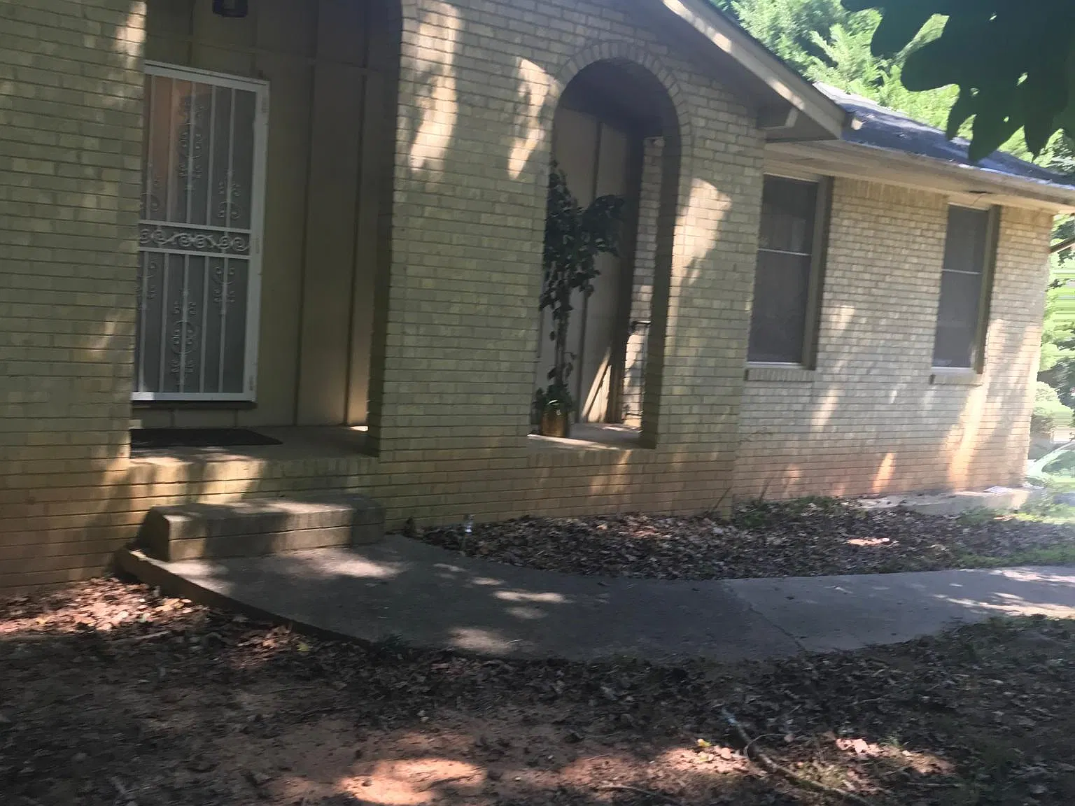 5 bed, $2,050 — Photo 1