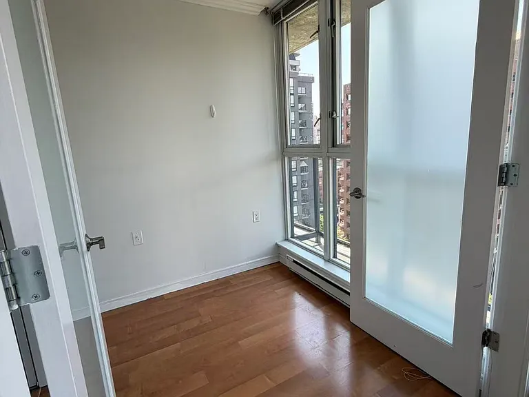 1068 Hornby St — Photo 8
