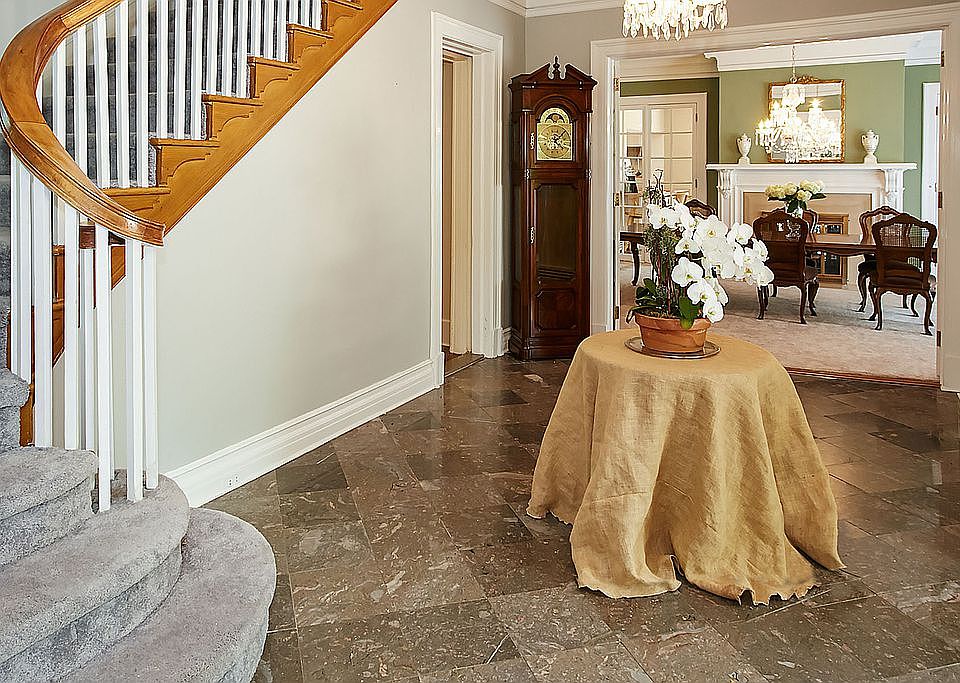 Entry w/Marble floor
