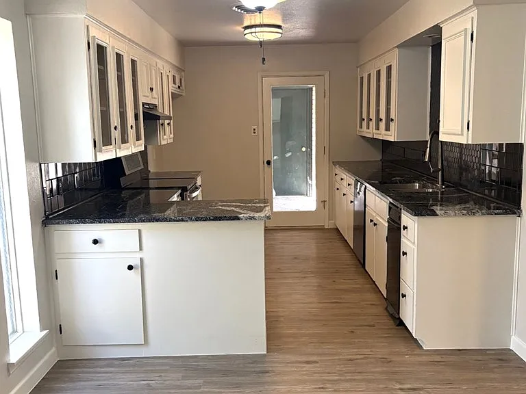1413 Ventura Ave — Photo 12