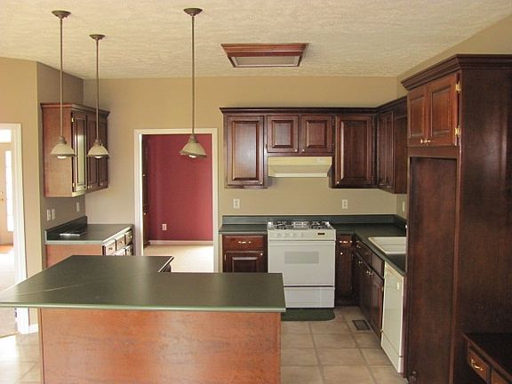 3rd image of 135 Country Ln