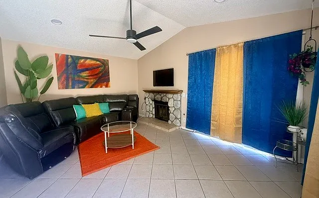 2860 Juniper Dr — Photo 3