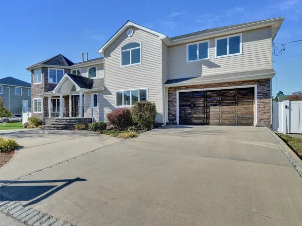 8 Delta Road, Massapequa, NY 11758