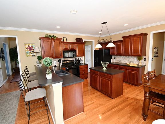 5th image of 100 Waller Ct