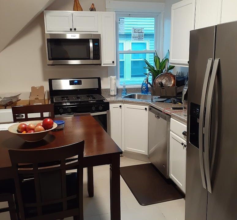 1st image of 14 Goddard St Floor 3