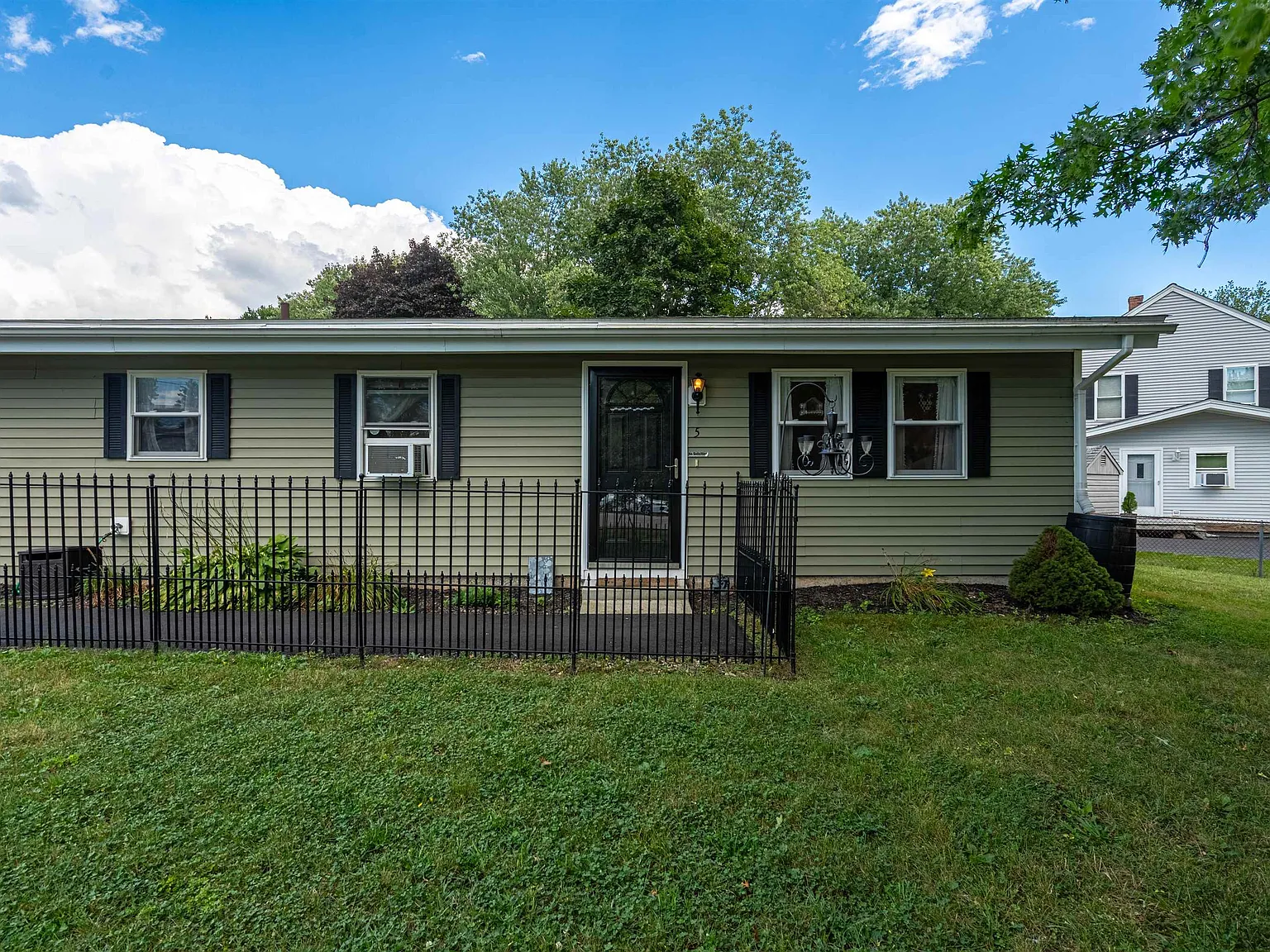4 bed, 1.5 bath, 1304 sqft, $3,000 — Photo 2