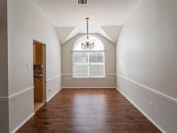 3rd image of 304 Mesa Verde St